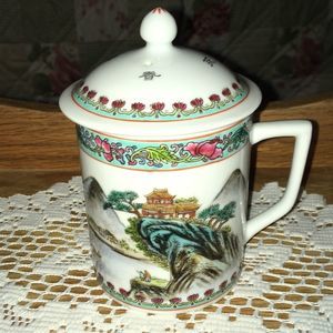 Made in China.Tea mug with lid. Beautiful design.